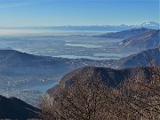 57  Vista dall'Ocone verso i laghi di Lecco e  fin verso il Monte Rosa